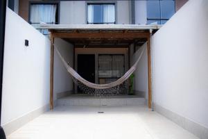 コンボリウーにあるCasa com Jacuzzi, Próximo Teleférico, GreenValley e Praia BC!の建物横掛けハンモック