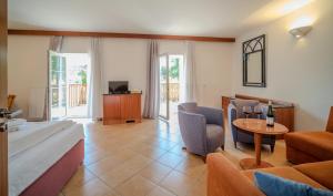 Una televisión o centro de entretenimiento en Hotel Barborka