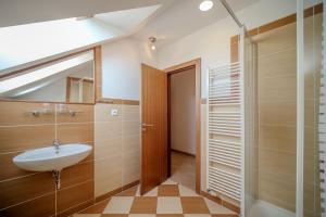 Un baño de Hotel Barborka 246 fotos más