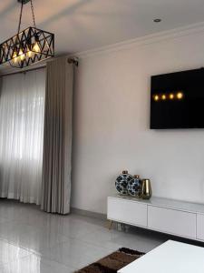 Μια τηλεόραση ή/και κέντρο ψυχαγωγίας στο The house at 68