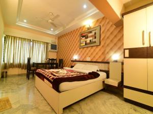 Hotel Ashlesh Manipal客房内的一张或多张床位