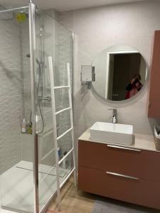 ビアリッツにあるLa Miladyの浴室の写真を撮る女性