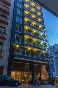 ein hohes Gebäude mit einem Schild an der Seite in der Unterkunft Athens Choice Hotel in Athen