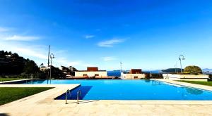 una grande piscina con cielo blu sullo sfondo di Holibai, Son do Mar Son do Mar, Lujo sereno frente al Atlántico, Baiona a Baiona