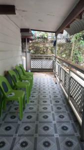 een rij groene stoelen op een balkon bij HeightsVille Transit in Port Moresby +6 foto's
