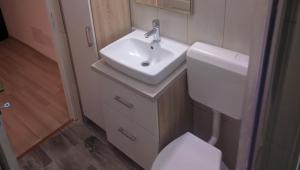 ブラショヴにあるBrasovApart Piata Sfatuluiの洗面台とトイレ付きのバスルーム