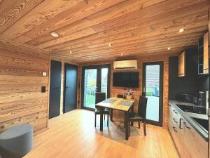 ZeitlarnTiny-House & Wellness Zeitlberg的厨房设有木制天花板和桌椅 更多14张照片