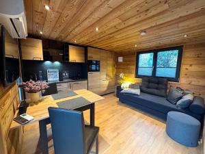 ZeitlarnTiny-House & Wellness Zeitlberg的客厅里有一张蓝色的沙发和一张桌子