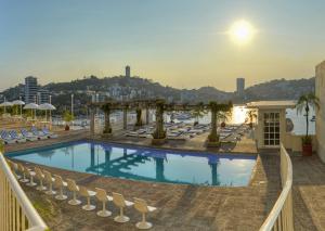 una piscina en la azotea de un hotel en Alba Suites Acapulco, en Acapulco