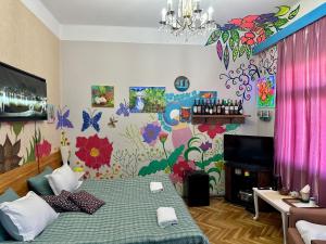 TV a/nebo společenská místnost v ubytování Napoli Nataxtari hotel,pool,bar,kamping