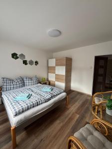 un dormitorio con una cama en una habitación en Apartmán na kopečku, en Pernink