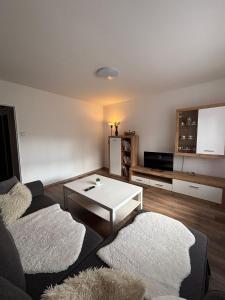 Una sala de estar con un sofá y una mesa de café. en Apartmán na kopečku, en Pernink 3 fotos más