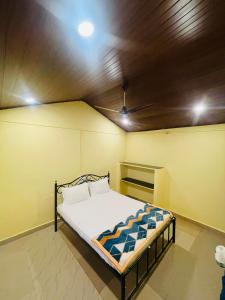 Ένα ή περισσότερα κρεβάτια σε δωμάτιο στο Gokarna Ocean Vibes