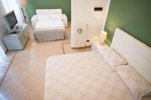 Sala de estar con 2 camas y TV en Maison Étoile, en Florencia