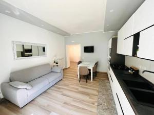 サレルノにあるResidence Arechiのソファとテーブルのあるリビングルーム