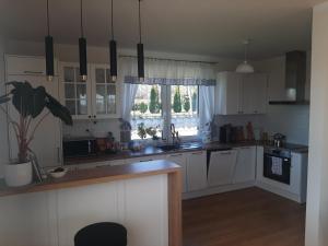 Kuchyň nebo kuchyňský kout v ubytování Dom na Beskidzkiej