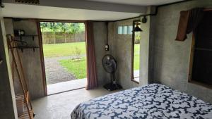 um quarto com uma cama e uma janela com ventilador em Seven 50s em Pai mais 50 fotografias