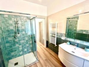 サレルノにあるResidence Arechiの洗面台とガラスのシャワーを備えたバスルーム +5枚の写真