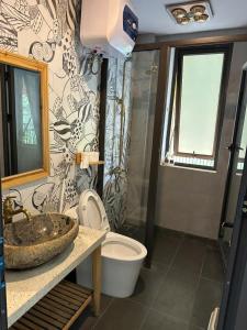 a bathroom with a sink and a toilet at Jashill Homestay in Yên Minh