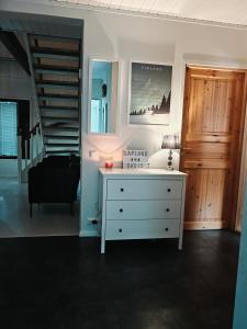 une chambre avec une commode blanche et un escalier dans l'établissement Lapland Oasis, à Rovaniemi 22 autres photos