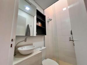 コンボリウーにあるCasa com Jacuzzi, Próximo Teleférico, GreenValley e Praia BC!の洗面台、トイレ、シャワー付きのバスルーム +14枚の写真