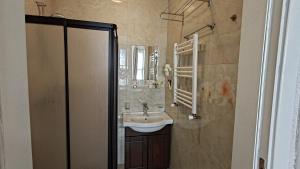 een badkamer met een wastafel en een spiegel bij Nuray Hotel in Istanbul +62 foto's