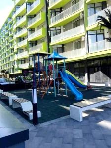 Ο χώρος παιχνιδιού για παιδιά στο Marina Breeze - Beach Pool Spa Resort Jacuzzi Pool Sauna