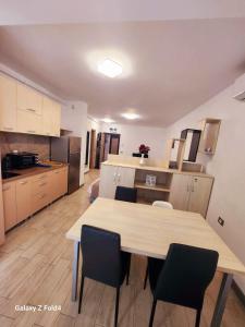 Η κουζίνα ή μικρή κουζίνα στο Marina Breeze - Beach Pool Spa Resort Jacuzzi Pool Sauna