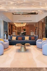 un vestíbulo con sofás azules y una mesa en Crowne Plaza Dushanbe by IHG, en Dushanbe