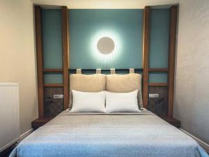 une chambre avec un grand lit avec un mur bleu dans l'établissement Sea view, à Elounda