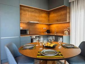 - une cuisine avec une table en bois et des verres à vin dans l'établissement Sea view, à Elounda