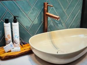 un lavabo de salle de bain avec deux produits sur un comptoir dans l'établissement Sea view, à Elounda 9 autres photos