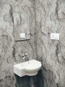 Vagamon Hill Resort في فاغامون: حمام مزود بحوض ومِرآة