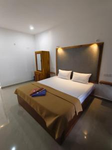 سرير أو أسرّة في غرفة في Vagamon Hill Resort