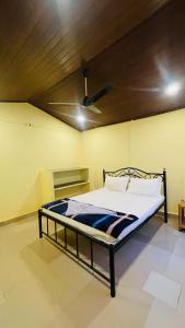 Ένα ή περισσότερα κρεβάτια σε δωμάτιο στο Gokarna Ocean Vibes