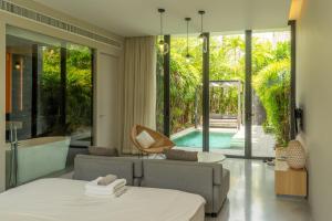 バンサレーにあるOceanphere Residence by Prop Hopperのソファとバスタブのあるリビングルームと部屋