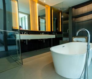 バンサレーにあるOceanphere Residence by Prop Hopperの浴槽と洗面台のあるバスルーム
