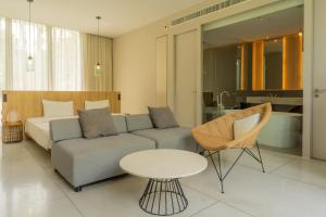 バンサレーにあるOceanphere Residence by Prop Hopperのソファとテーブルのあるリビングルーム