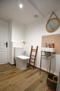 Ένα μπάνιο στο Le toit du Morvan - Nature & SPA +33 φωτογραφίες