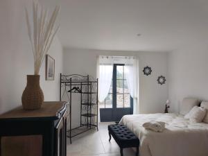 Una cama o camas en una habitación de Ker Loal