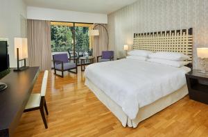 Postel nebo postele na pokoji v ubytování Sheraton Rhodes Resort