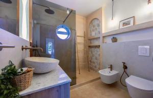アルジェズールにあるArrifana Sunset & Surfのバスルーム(大きなシンク、トイレ付)