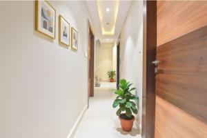 un pasillo con una puerta y una maceta en Via The Max Glory, en Indore