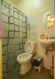 Koupelna v ubytování Happinest Transient Home