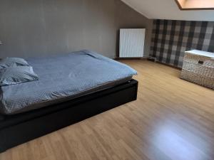 Ένα ή περισσότερα κρεβάτια σε δωμάτιο στο Appartement cosy à Chimay