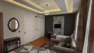 een woonkamer met een bank en een spiegel bij Nuray Hotel in Istanbul