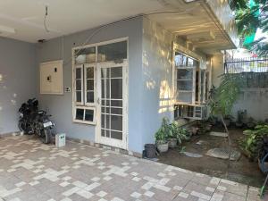 una casa blu con una moto parcheggiata di fronte di Sparkline Girls Hostel a Lucknow