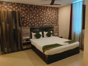 Ένα ή περισσότερα κρεβάτια σε δωμάτιο στο POP 84052B Sreekaryam Inn