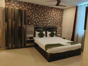 Ένα ή περισσότερα κρεβάτια σε δωμάτιο στο POP 84052B Sreekaryam Inn