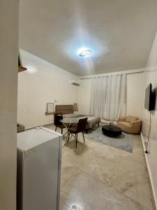 ブラザヴィルにあるEpayinayocgのテーブルとソファのあるリビングルーム